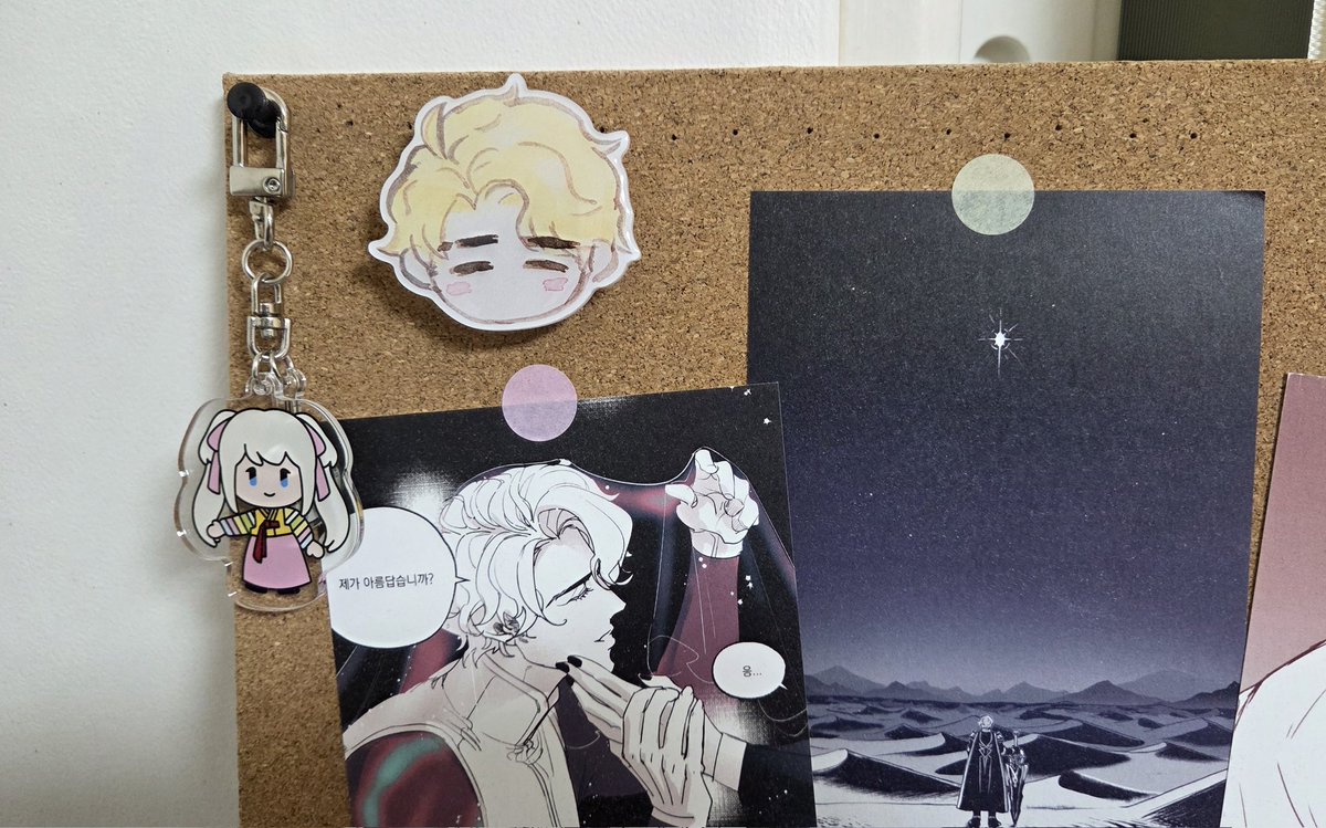 jengnim's tweet image. 친구가 생선으로 보내준 것 중 가나디 슬리퍼가 이제 배송되서 뒤늦게 사진을 찍어보고 히히 감사합니다 그립톡도 보드에 이쁘게 부착하다