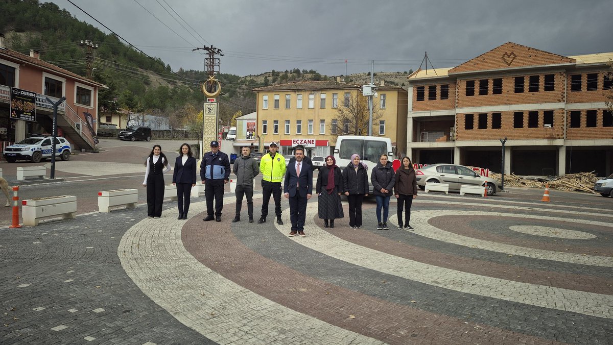 BayramorenMem's tweet photo. Meslek hayatları boyunca gösterdikleri sabır ve verdikleri ilham için tüm öğretmenlerimize bu özel günde teşekkür ediyor, öğretmenler günlerini kutluyoruz. 
@osmanince71 
#24Kasım  #öğretmen https://t.co/Ski3eF7b0K