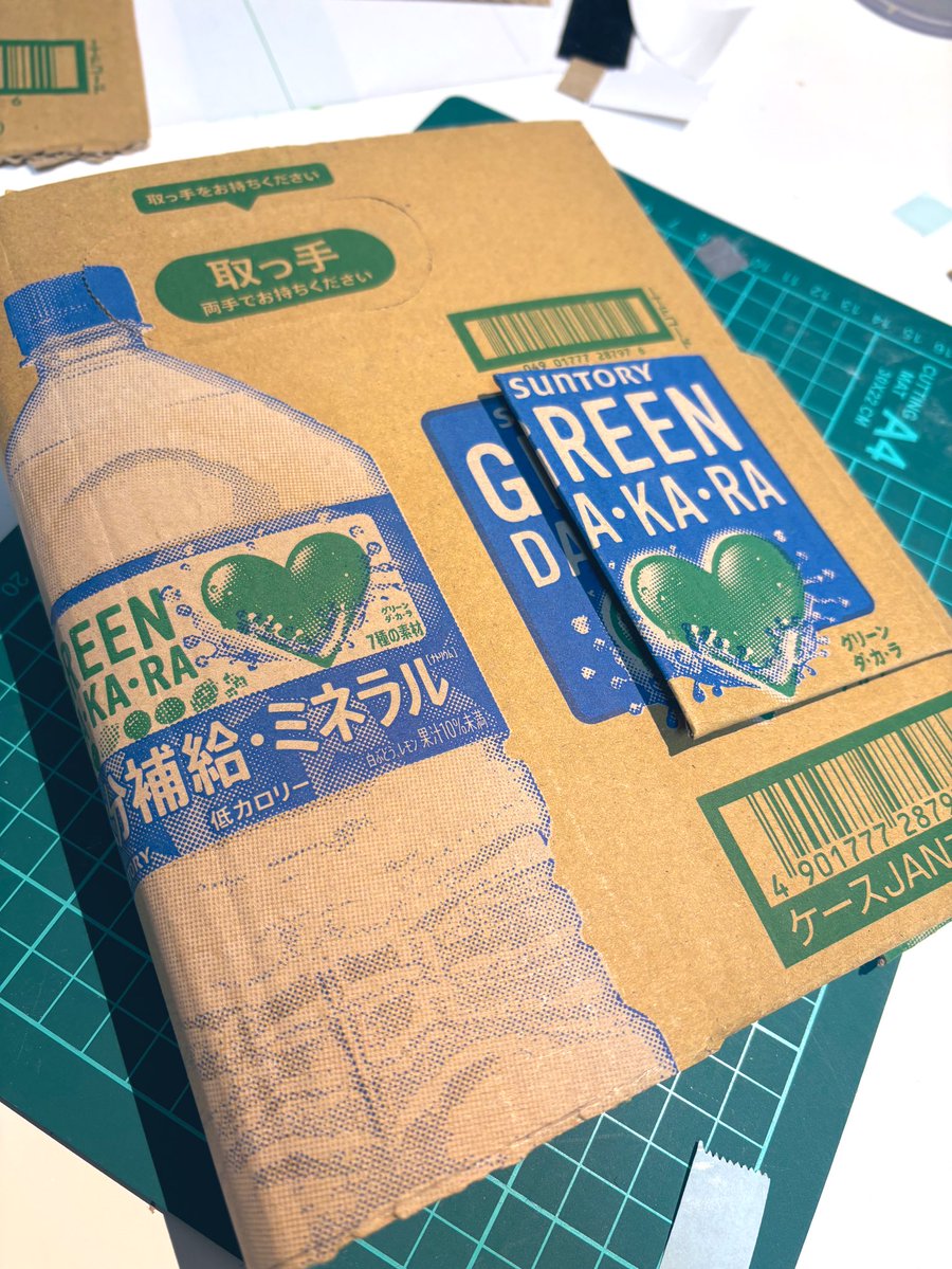 circle_two_page's tweet image. 「何か手を動かして物を作りてえ〜！」という気分だったので、DAKARAのカッコいいダンボールを加工してシール帳のカバーを作りました。こういうの初めて作ったけどめちゃくちゃ楽しいね
#シール帳日記