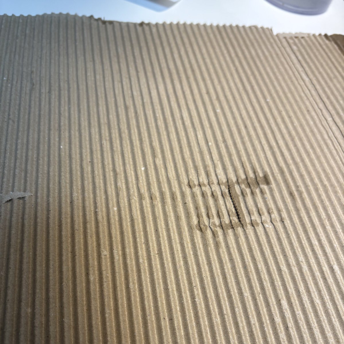 circle_two_page's tweet image. 「何か手を動かして物を作りてえ〜！」という気分だったので、DAKARAのカッコいいダンボールを加工してシール帳のカバーを作りました。こういうの初めて作ったけどめちゃくちゃ楽しいね
#シール帳日記