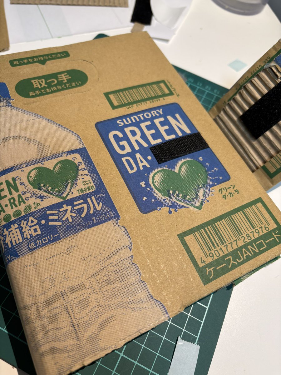 circle_two_page's tweet image. 「何か手を動かして物を作りてえ〜！」という気分だったので、DAKARAのカッコいいダンボールを加工してシール帳のカバーを作りました。こういうの初めて作ったけどめちゃくちゃ楽しいね
#シール帳日記