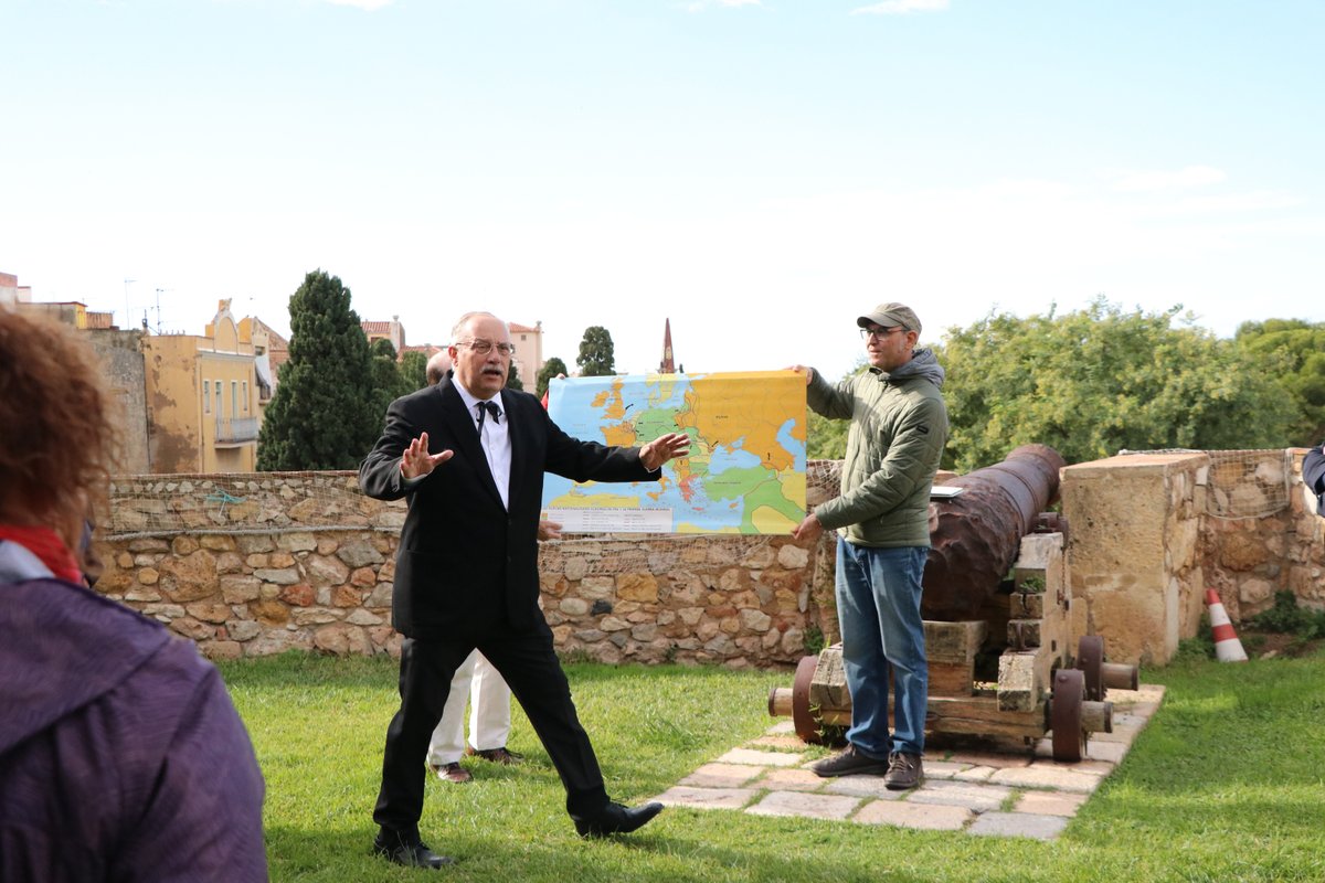 Avui celebrem el naixement d’Antoni Rovira i Virgili 🎂📚.
143 anys després, una ruta teatralitzada el torna a fer present als carrers 🚶‍♂️✨ i reivindica el seu llegat.
Aquest cap de setmana tornen les rutes —i, per l’alta demanda, les repetirem el primer trimestre del 2026! 😍