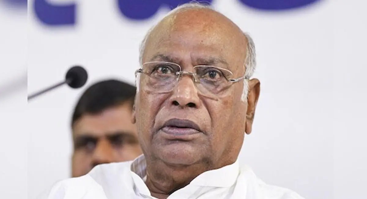 PeoplesUpdate's tweet image. कर्नाटक में CM बदलने की कवायद तेज : खड़गे बोले- पार्टी हाईकमान सुलझाएगी विवाद

Read more: peoplesupdate.com/efforts-to-cha… 

#Karnataka @kharge #CMReplacement #CongressHighCommand #KarnatakaPoliticalCrisis #PeoplesUpdate