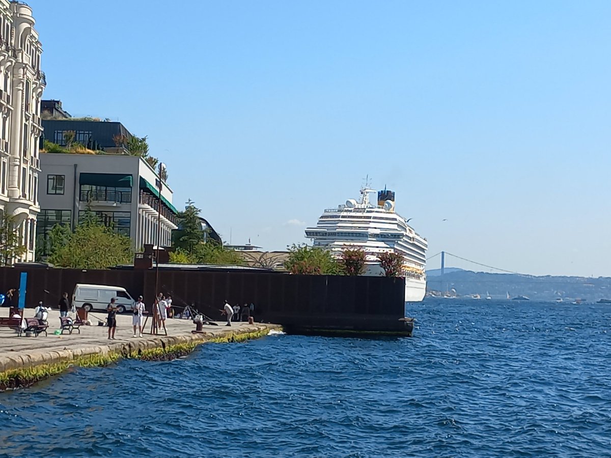 Güzelim Karaköy sahilini zenginler havuz ve şezlonglarda keyif yapsın diye yurttaşa kapatan şu utanç duvarının olduğu otel mi?