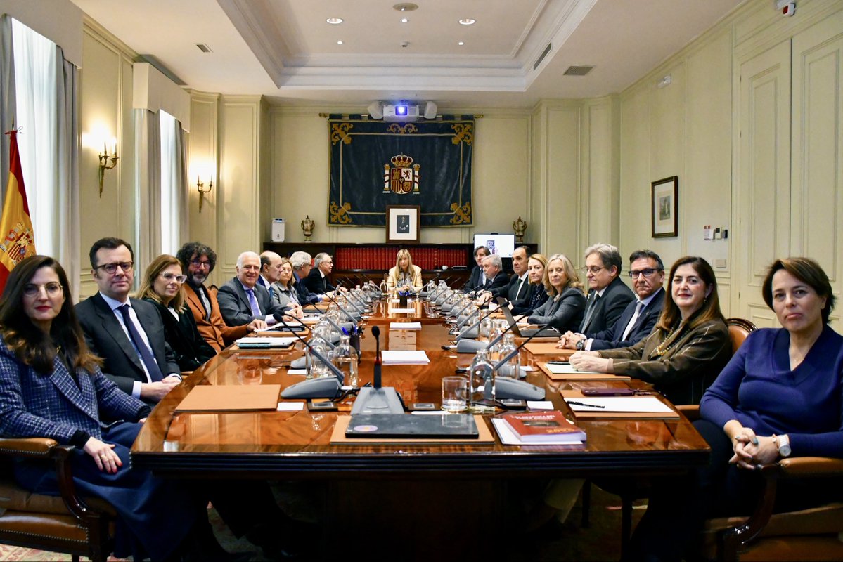 PoderJudicialEs's tweet image. El CGPJ informa por unanimidad que Teresa Peramato reúne los méritos y requisitos para ser nombrada fiscal general del Estado @fiscal_es 

📄Nota informativa: poderjudicial.es/cgpj/es/Poder-…