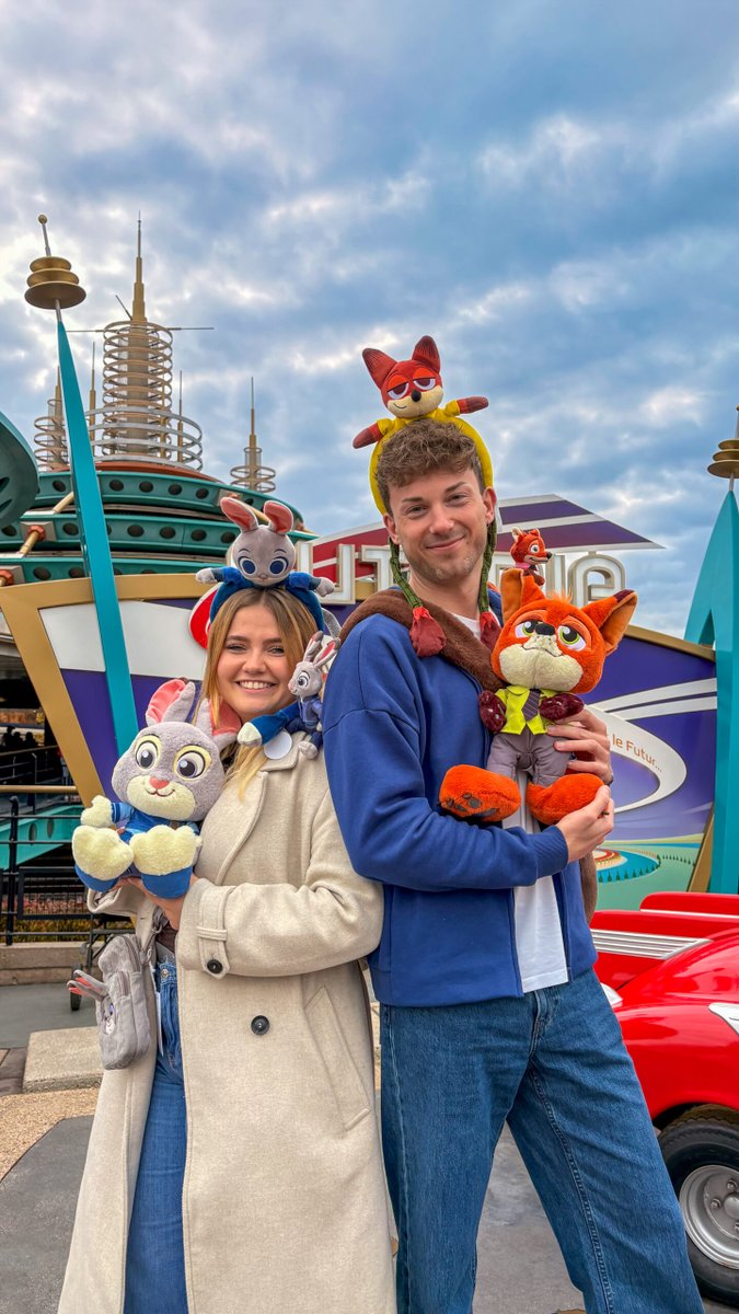 MagicOnTheWeb's tweet photo. Zootropolis 2 is er en dit viert Disneyland Parijs! Ontmoet Judy &amp; Nick 🐰🦊, volg tekenlessen in het 'Animation Celebration' gebouw, laat je verrassen door magische fotomomenten en scoor exclusieve souvenirs (knuffels, pins, hoodies &amp; meer). Dit van 26/11/25 tot 06/01/26 https://t.co/qBsCNW0EOu