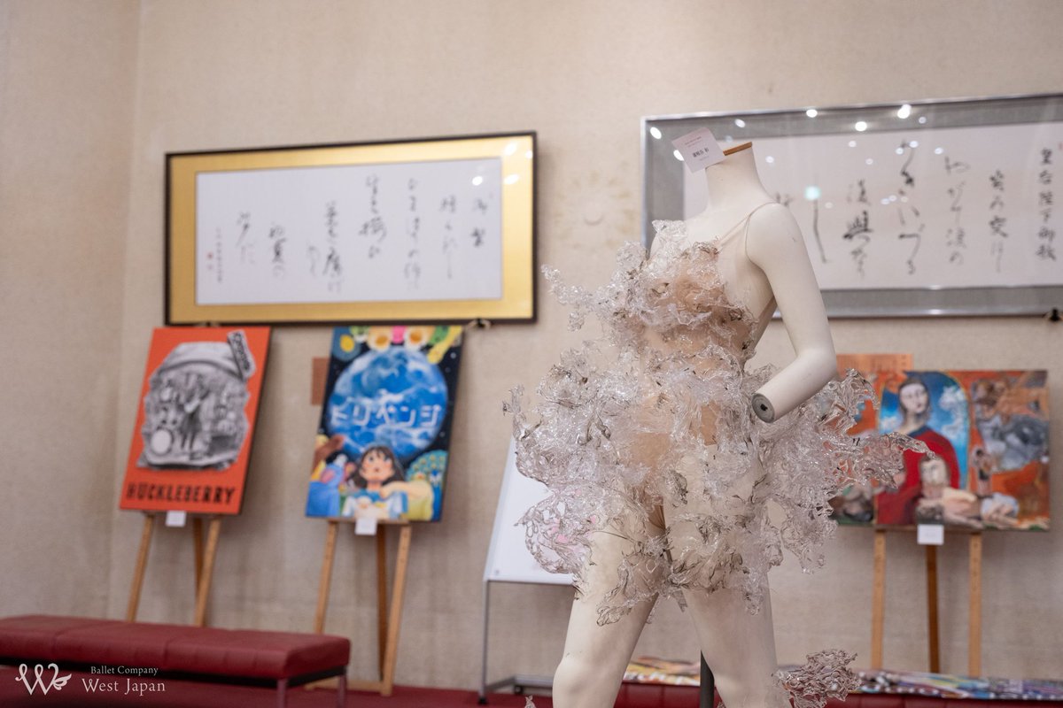 west_ballet's tweet photo. 劇場での1日 — 神戸市立六甲アイランド高校生のアート展示

若い感性で彩る作品たちが、
劇場の空気を一気に塗り替える
尖った視点、迷いのない線、
エネルギーが弾ける色彩。

「正解」や「型」に縛られないまっすぐな表現がそこに。

⸻ 

https://t.co/84Mbjgjqd1 https://t.co/kHcPVeAePn
