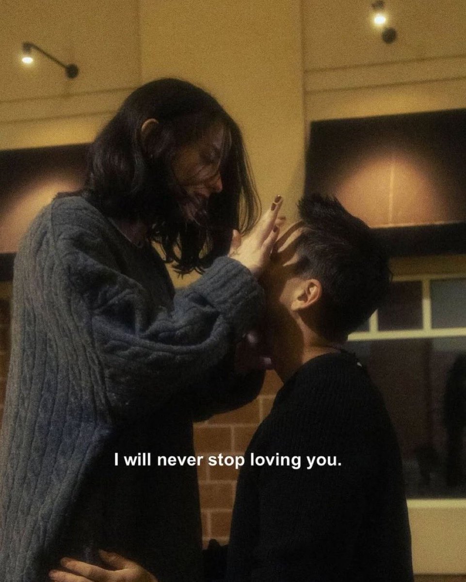 poetry__here's tweet image. अगर कभी मैं चला भी गया
तो मेरी राख में भी तेरा नाम लिखा होगा
हवा जब उड़ेगी
तो मेरी राख उड़कर तेरे गालों पर आएगी
और धीरे से कहेगी
&quot;देख, मैं वादा निभा गया
मरने के बाद भी
तेरे पास लौट आया...&quot;  

~dil ki baat ✨💖