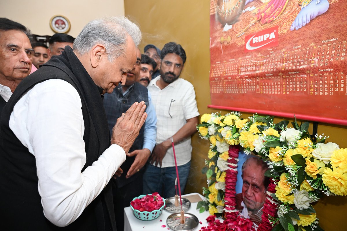 ashokgehlot51's tweet image. सीकर पहुंचकर कांग्रेस के वरिष्ठ नेता रहे स्व. श्री सोमनाथ त्रिहन को श्रद्धांजलि अर्पित की। श्री त्रिहन का मेरे प्रति बेहद लगाव था। वो आजीवन पार्टी की सेवा करते रहे।

मैं ईश्वर से दिवंगत आत्मा को शांति एवं परिजनों को हिम्मत देने की प्रार्थना करता हूं।