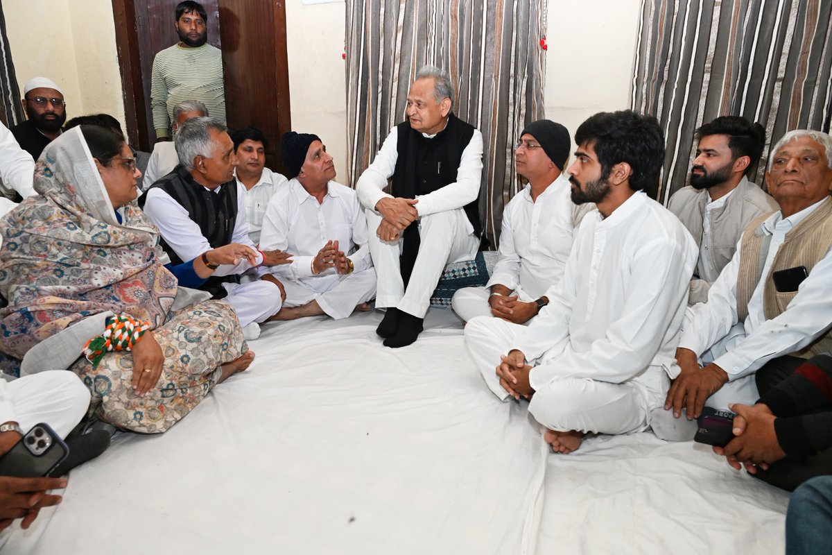 ashokgehlot51's tweet image. सीकर पहुंचकर कांग्रेस के वरिष्ठ नेता रहे स्व. श्री सोमनाथ त्रिहन को श्रद्धांजलि अर्पित की। श्री त्रिहन का मेरे प्रति बेहद लगाव था। वो आजीवन पार्टी की सेवा करते रहे।

मैं ईश्वर से दिवंगत आत्मा को शांति एवं परिजनों को हिम्मत देने की प्रार्थना करता हूं।