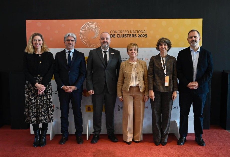 ClusterTICAstur's tweet image. El Congreso Nacional de Clústeres 2025, celebrado en Valencia, ha puesto de relieve una idea clave: los clústeres se consolidan como el puente más eficaz entre el conocimiento científico y la industria, y como el mecanismo que convierte la innovación en resultados tangibles.
