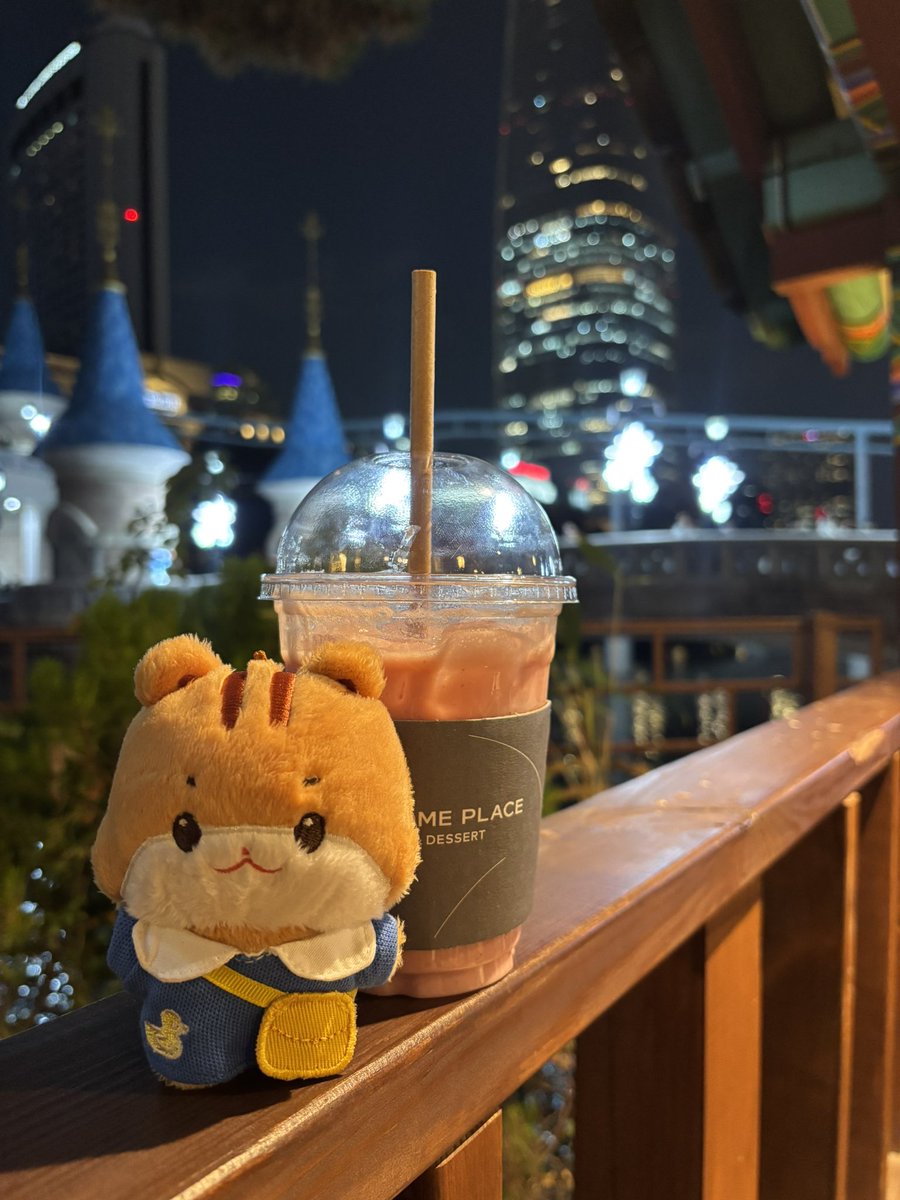 ahoy_tiny's tweet image. 밥은 함박스테이크 덮밥을 먹었다 첨 먹는거였는데 생각보다 맛있고 배불렀다

그러고나서 바로 자이로스윙을 타러갔다 줄이 엄청 길어서 2시간은 기다린것 같다 기다리면서 수학강사ㅈㅅㅈ님도 봤다
그러고 실내로 들어와서 선원의 역할을 톡톡히 하기위해 바이킹도 탔다