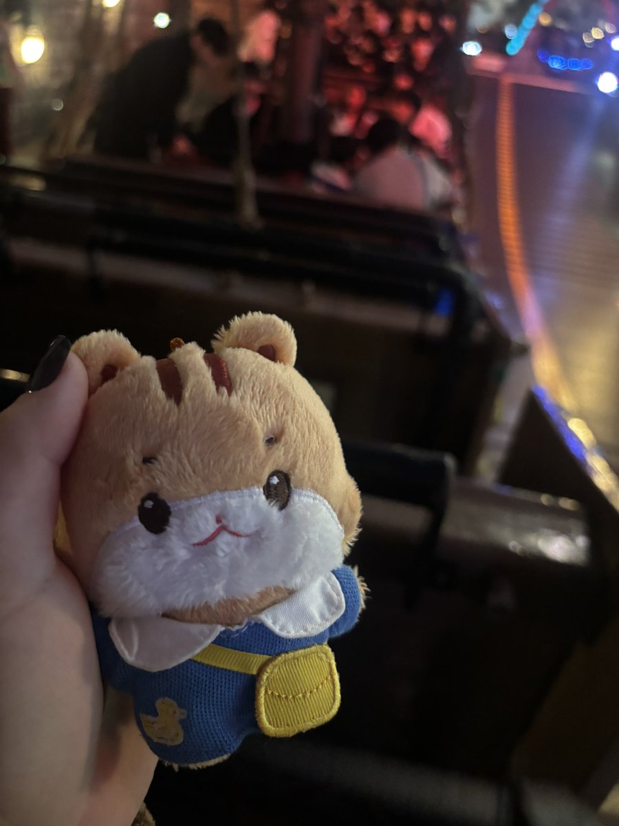 ahoy_tiny's tweet image. 밥은 함박스테이크 덮밥을 먹었다 첨 먹는거였는데 생각보다 맛있고 배불렀다

그러고나서 바로 자이로스윙을 타러갔다 줄이 엄청 길어서 2시간은 기다린것 같다 기다리면서 수학강사ㅈㅅㅈ님도 봤다
그러고 실내로 들어와서 선원의 역할을 톡톡히 하기위해 바이킹도 탔다