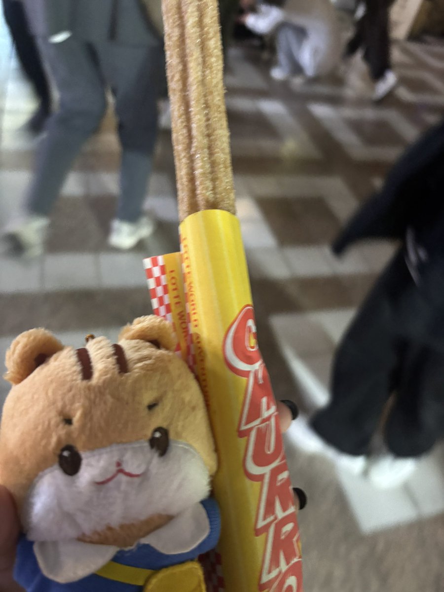 ahoy_tiny's tweet image. 밥은 함박스테이크 덮밥을 먹었다 첨 먹는거였는데 생각보다 맛있고 배불렀다

그러고나서 바로 자이로스윙을 타러갔다 줄이 엄청 길어서 2시간은 기다린것 같다 기다리면서 수학강사ㅈㅅㅈ님도 봤다
그러고 실내로 들어와서 선원의 역할을 톡톡히 하기위해 바이킹도 탔다