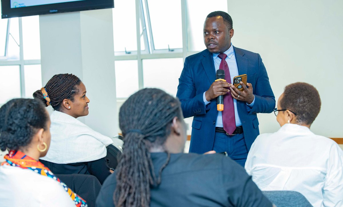 RwandaYouthArts's tweet image. Ku wa Kabiri, @RwandaYouthArts, @RDBrwanda, @RwandaTrade n’izindi nzego bagiranye inama nyunguranabitekerezo n’inzego z’abahanzi n’ibitangazamakuru ku mushinga w’Iteka rya Minisitiri rigena uburyo bw’ikusanya n’isaranganya ry’ibihembo byavuye mu gukoresha ibihangano.