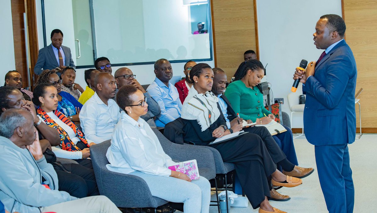 RwandaYouthArts's tweet image. Minisitiri @jnabdallah yashimiye abahanzi n’abanyamakuru ku bitekerezo batanze bigamije kunoza iri Teka ndetse abashimira ko biyemeje kuzarushaho gukorera hamwe no kubahiriza ibirikubiyemo bigamije guteza imbere abahanzi no kubungabunga umutungo bwite mu by’ubwenge.