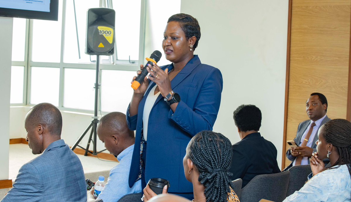 RwandaYouthArts's tweet image. Abahagarariye inzego z’abahanzi, n’abahagarariye ibitangazamakuru bya Radio na Televiziyo bashimye Umushinga w’iri Teka rigamije guteza imbere uruganda rw’ubuhanzi, biyemeza kuzagira uruhare n’ubufatanye mu kurimenyekanisha no kuzarishyira mu bikorwa uko bikwiye.