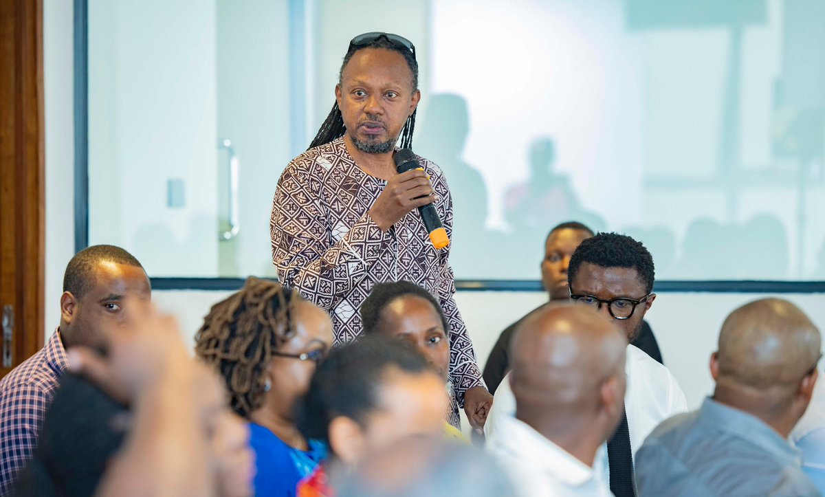 RwandaYouthArts's tweet image. Abahagarariye inzego z’abahanzi, n’abahagarariye ibitangazamakuru bya Radio na Televiziyo bashimye Umushinga w’iri Teka rigamije guteza imbere uruganda rw’ubuhanzi, biyemeza kuzagira uruhare n’ubufatanye mu kurimenyekanisha no kuzarishyira mu bikorwa uko bikwiye.