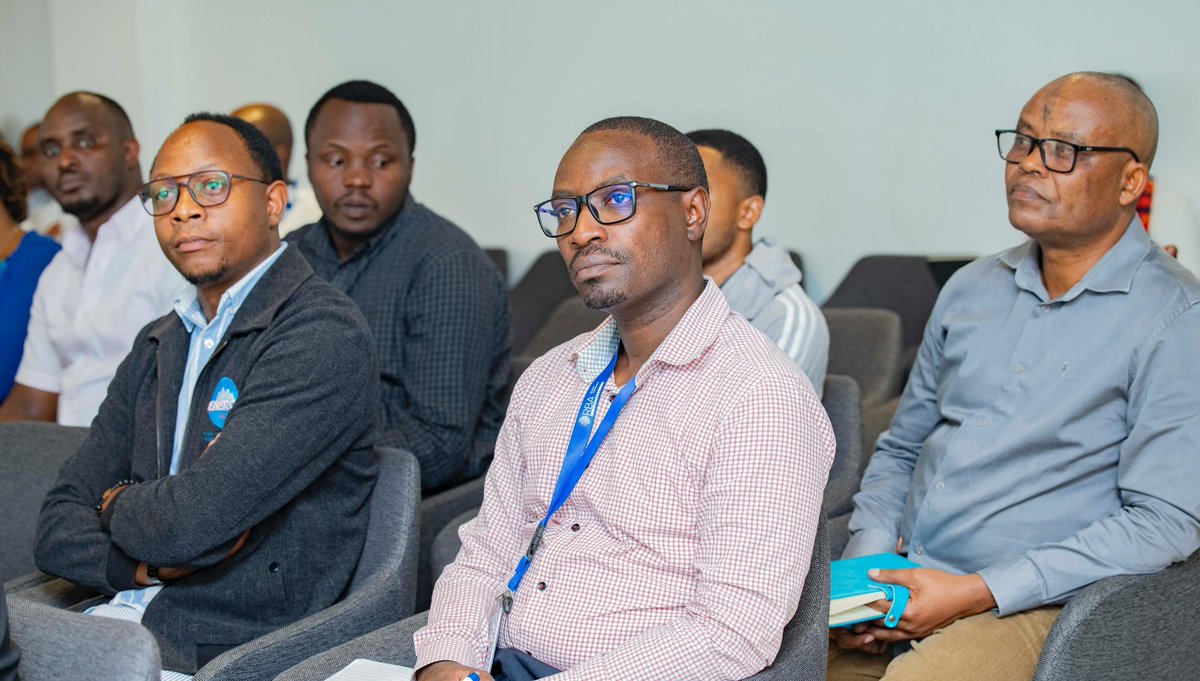 RwandaYouthArts's tweet image. Abahagarariye inzego z’abahanzi, n’abahagarariye ibitangazamakuru bya Radio na Televiziyo bashimye Umushinga w’iri Teka rigamije guteza imbere uruganda rw’ubuhanzi, biyemeza kuzagira uruhare n’ubufatanye mu kurimenyekanisha no kuzarishyira mu bikorwa uko bikwiye.