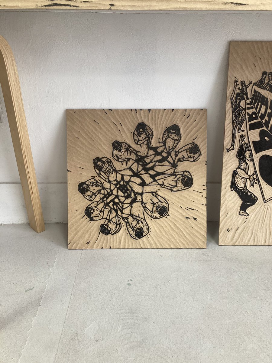 リゾさん、メメットさんが港まちに滞在中。毎週木曜日に港まちポットラックビルで活動している「港まち手芸部」では、参加者のみなさんに教わりながら編み物にも挑戦🧶
この日はテーブルを囲んで開かれる手芸部の風景と「手芸と連帯」のメッセージを木版画にしてみなさんへプレゼントしました！