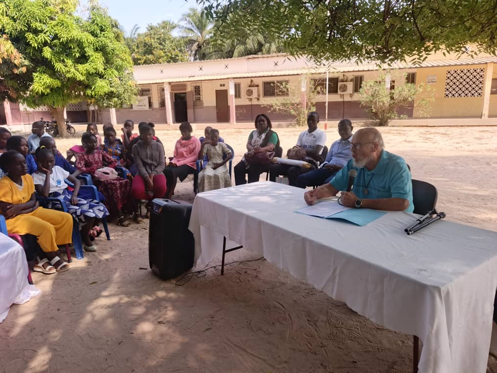 Une conférence sur la vie de Saint Joseph Kalasanz  aux Écoles Pies Joseph Faye à Oussouye, animée par le père Michel.  🙏🙏🙏
