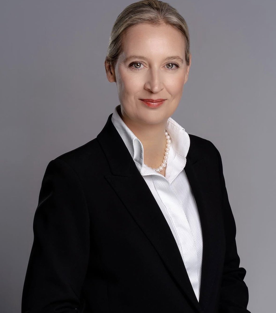 HeimatliebeDE's tweet image. Dr. Alice Weidel hat heute wieder eine exzellente Rede im Bundestag gehalten.

Vielen Dank dafür. 🇩🇪
So stellt man sich eine Kanzlerin vor.