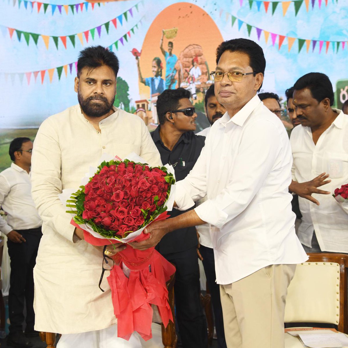 JanaSenaParty's tweet image. *ప్రతి పల్లెకు సదుపాయం... ప్రతి ఇంటికి సౌభాగ్యం* 

- రూ. 6787 కోట్ల అంచనా వ్యయంతో పల్లె పండగ 2.0
- గ్రామాల సర్వతోముఖాభివృద్ధే లక్ష్యంగా పనులకు శ్రీకారం  
- రూ. 5,838 కోట్ల అంచనాతో 8,571 కిలోమీటర్ల కొత్త రహదారులు, రూ.375 కోట్లతో 25 వేల మినీ గోకులాలు  
- రూ. 4 కోట్ల వ్యయంతో 58…