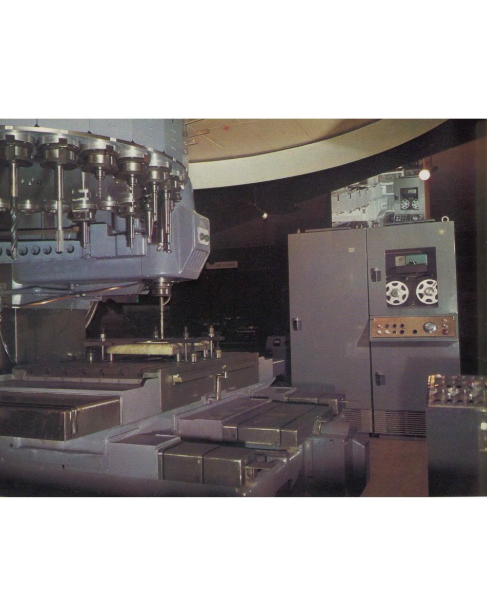 machinetools7's tweet image. 日立製作所　工具自動交換装置付数値制御万能工作機(昭和39年)

まだ「マシニングセンタ」という言葉が無かった頃のもので制御装置はHIDAM8050。

昭和36年 第4回東京国際見本市に出品したものを改良し科学技術館に納入したもの。