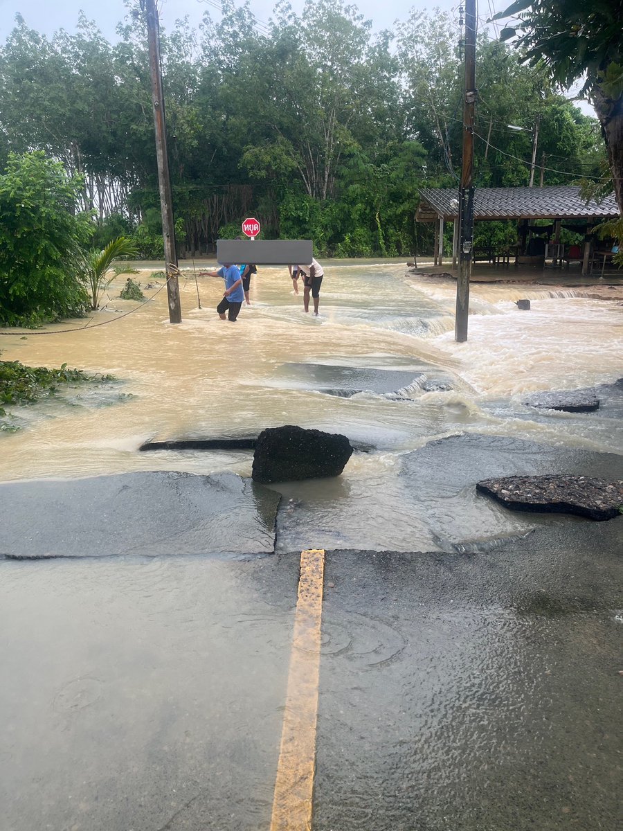 ถนนหน้าบ้านค่ะ #น้ำท่วมสตูล