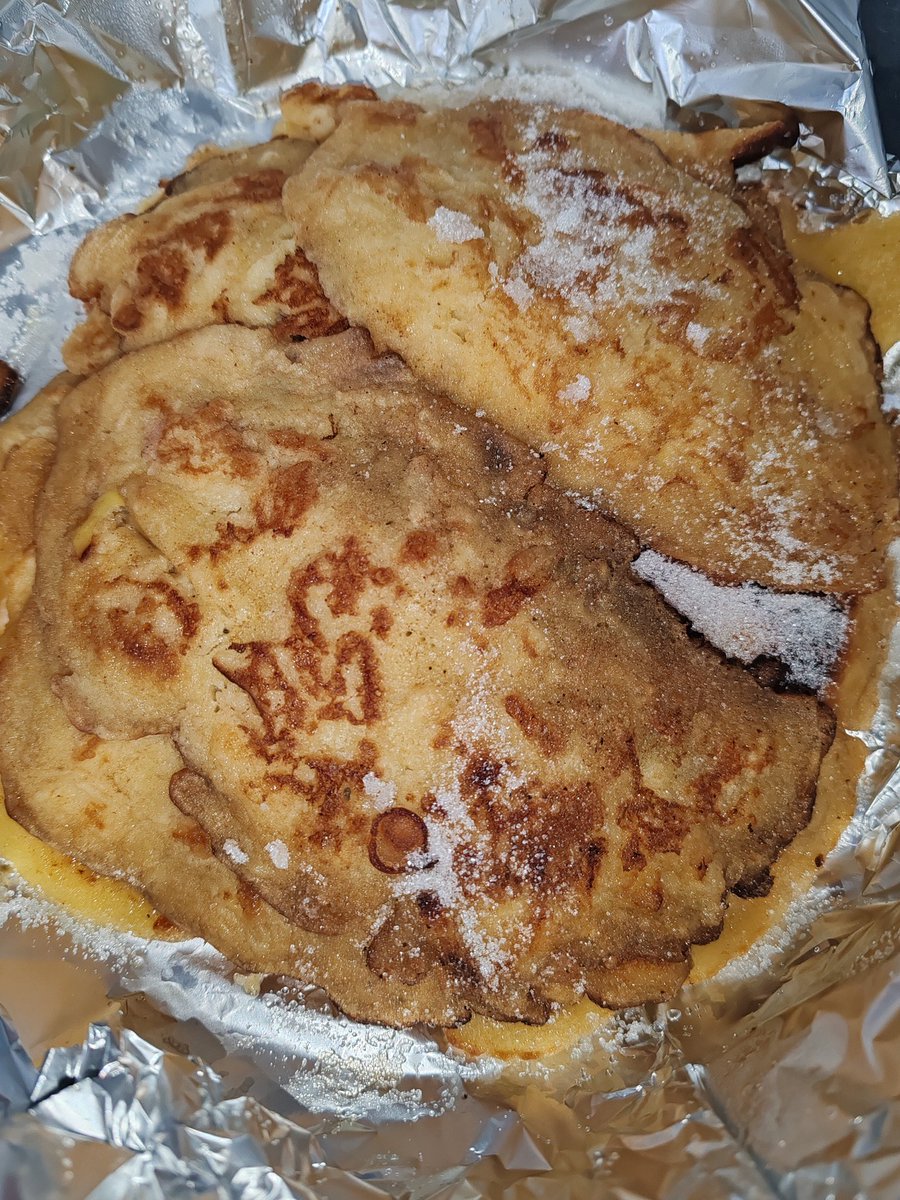 page_alexandre's tweet photo. Ma mère a fait des matefaims aux pommes ! C'est comme une sorte de grosse crêpe. Franchement c'est très bon ! https://t.co/4waqeMJG4b