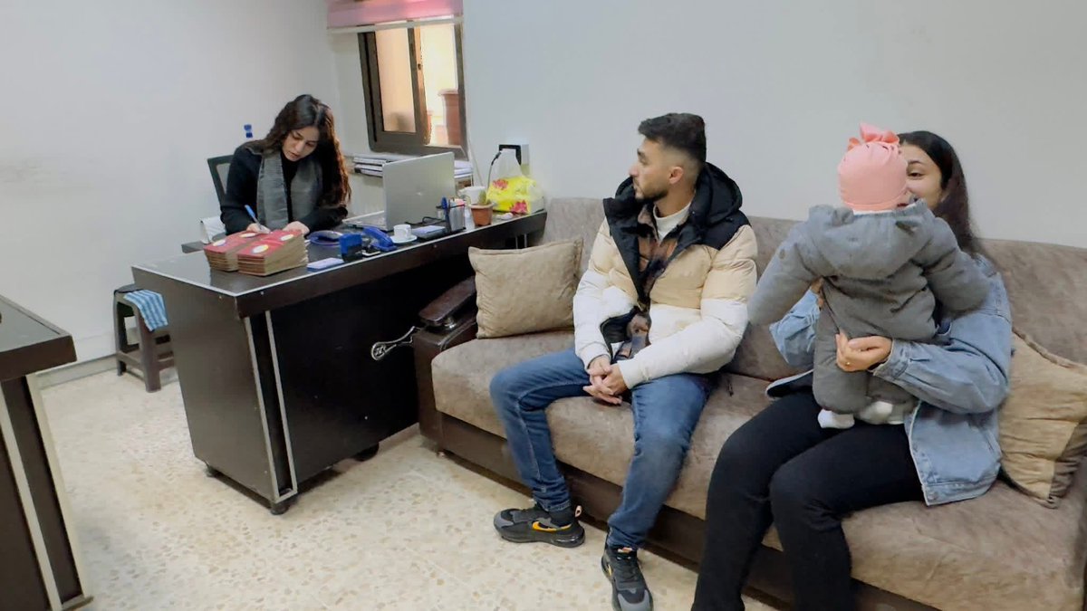 SercanUstunds's tweet photo. Geç bile kaldık. Ama hayırlı olsun.

Suriye Arap Cumhuriyeti'nin 'Aile Defteri'nde bir erkeğin 4 kadın ile evlenme hakkı olduğu için ona göre düzenlenmiş bir format vardı.

Özerk Yönetim, merkezden kopuyor. Kendi 'Aile Defteri'ni dağıtmaya başladı. https://t.co/zAorphvNcq