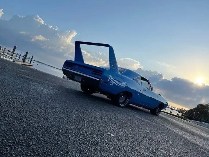 Como si un Superbird no fuera suficientemente grosero por si mismo... ¿qué tal uno con un Hellephant bajo el cofre? 🐘