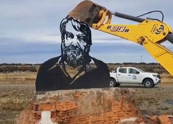De hecho, el lema de “¡Viva la libertad, carajo!” se lo robó Milei a Osvaldo Bayer, mítico anarcosindicalista argentino. 
Por si fuera poco, Milei no hace mucho mandó destruir un monumento en su honor. Manipulan la historia cómo quieren, son totalmente goebbelianos.