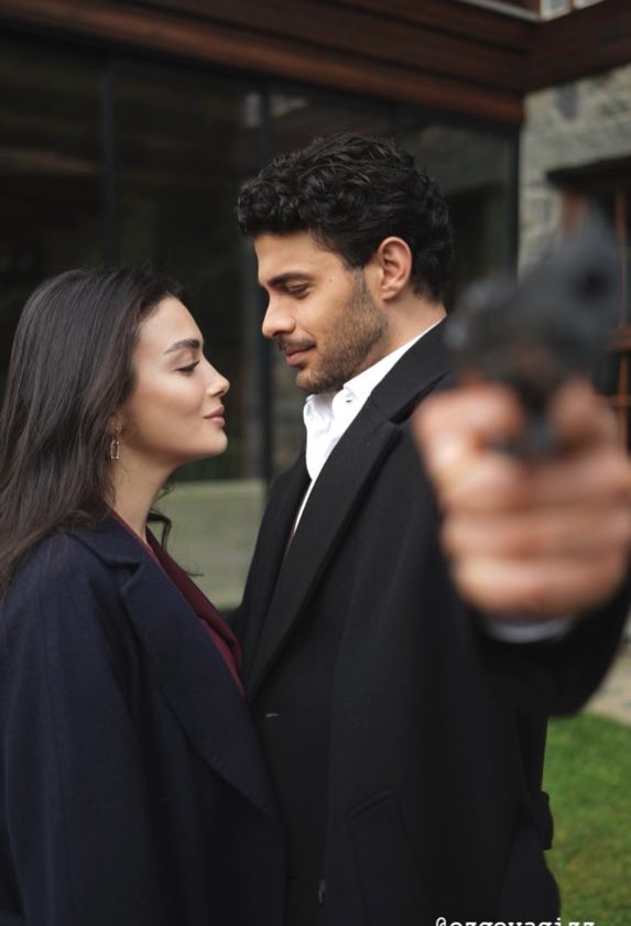 karşılıklı oynamaya başladıkları andan itibaren ekranda yakaladıkları uyum ve aralarındaki müthiş kimya ile  çok sevdiğimiz partnerlerimize dergi çekimi istiyoruz biliyoruz pişman olmazsınız zira daha önce dergi kapağından fırlamışçasına verdikleri karelerde gösteriyor ki