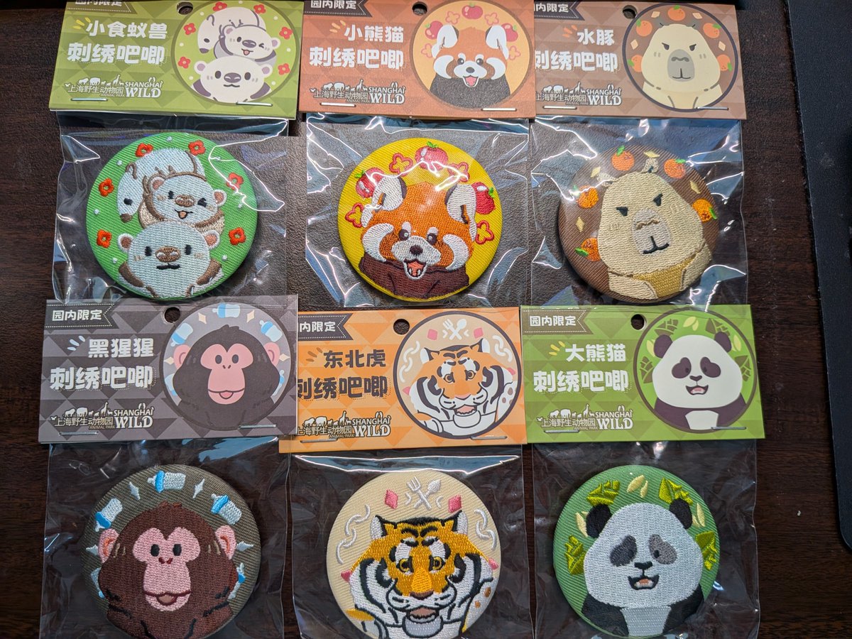 園内のショップ廻りまくってコンプさせた刺繍缶バッジ