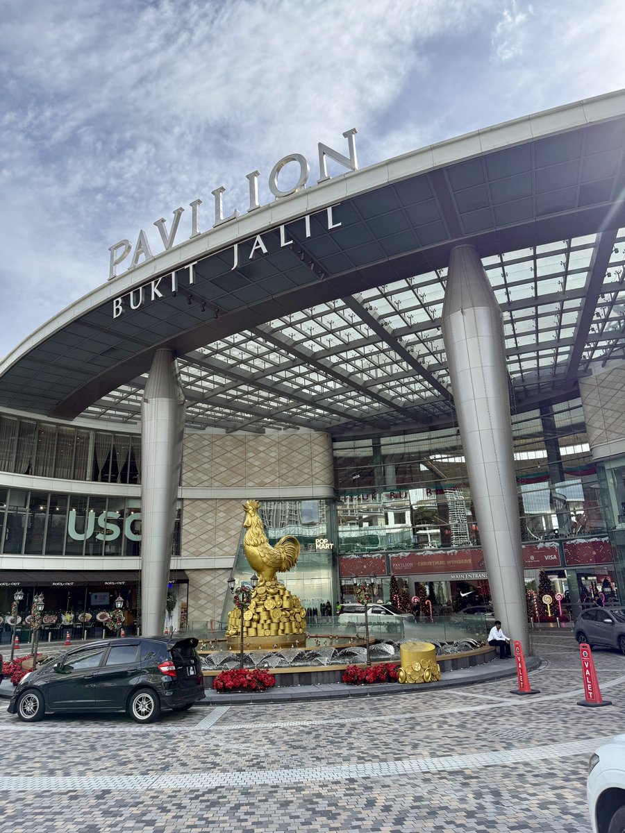 hazardooya's tweet image. スヌーピーが凄いとのことで
スヌーピー好きに連れられ遠い方のpavilionに行ってきました

こちらもなかなか豪華💁

下り階段のホールを作るのが好きなデベのようですな🐶

#pavilion bukit jalil