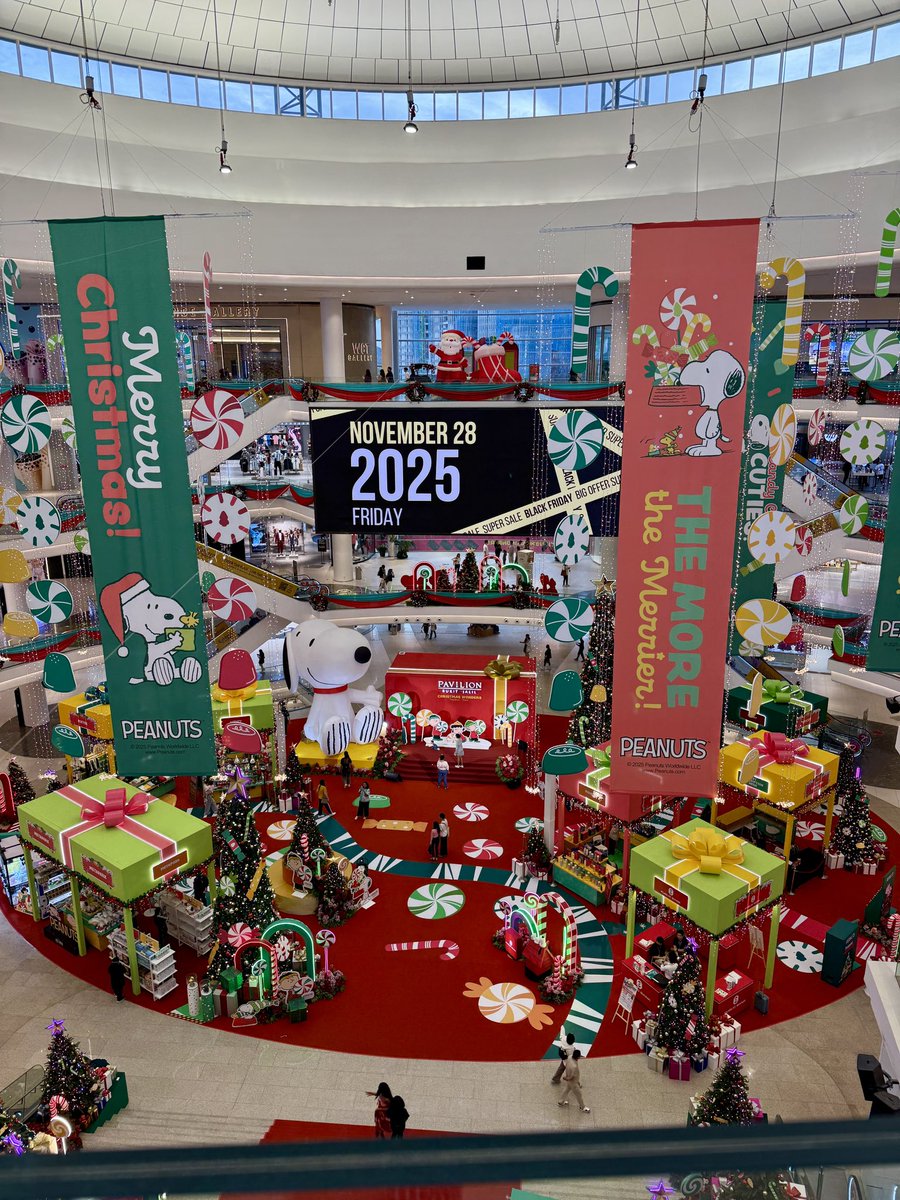 hazardooya's tweet image. スヌーピーが凄いとのことで
スヌーピー好きに連れられ遠い方のpavilionに行ってきました

こちらもなかなか豪華💁

下り階段のホールを作るのが好きなデベのようですな🐶

#pavilion bukit jalil