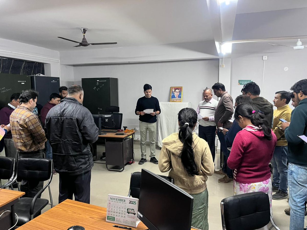 आज #संविधान_दिवस के अवसर पर मण्डल कार्यालय , धनबाद   के अधिकारियों और कर्मचारियों ने एकजुट होकर संविधान की प्रस्तावना एवं प्रतिज्ञा का सामूहिक वाचन किया। यह अवसर संवैधानिक मूल्यों, न्याय, स्वतंत्रता, समानता और बंधुत्व के प्रति हमारी अटूट प्रतिबद्धता को पुनः स्मरण कराता है।