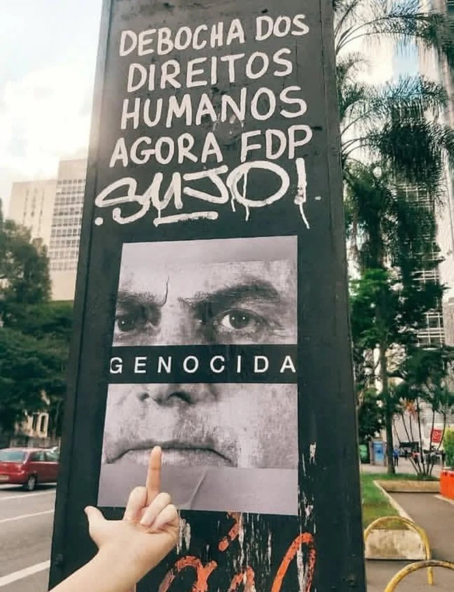Ver quem sempre criticou direitos humanos, e inclusive enaltecia t0rtura, pedindo por direitos humanos (mesmo tendo todas as regalias possíveis) é revoltante. Bolsonaro deveria receber o tratamento sempre defendeu para criminosos, isso sim!

DITADURA NUNCA MAIS
BOLSONARO PRESO