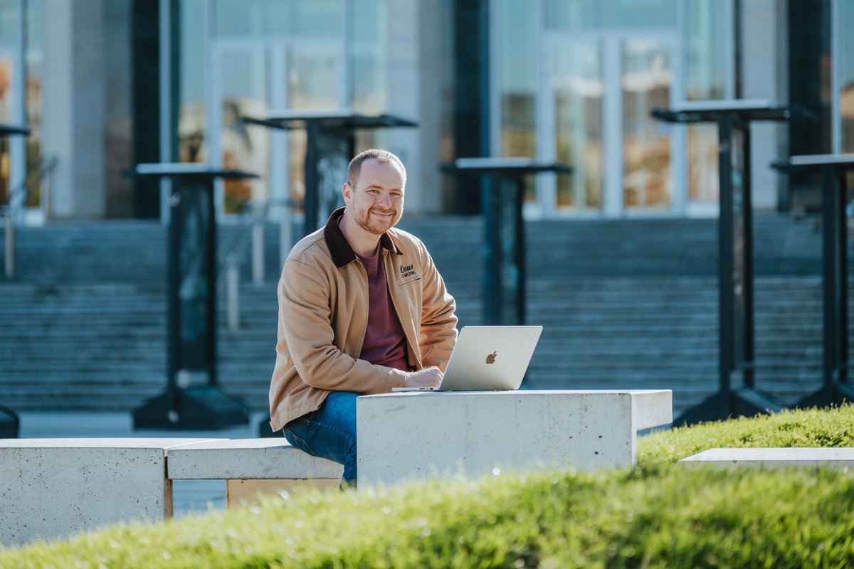 🎤 Jindra Fáborský! Už 27. listopadu.
Na semináři Tři pohledy, jeden vibe(coding).
Zakladatel Marketing Festivalu a Digisemestru je teď  ponořený do vibecodingu. Podle něj je to nejperspektivnější obor současnosti. 
 „Vibe coding způsobuje závislost. Ale vyzkoušet ho musíte.”