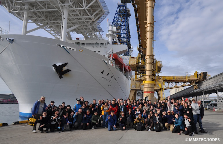 Chikyu_JAMSTEC's tweet photo. 24 Nov. #IODP3 #Exp502 研究チームが下船、#Exp503 研究チームが乗船して #Chikyu が仙台港を出港🚢
今年最後の航海がスタート‼️
この航海では、日本海溝中央部の堆積物を採取して、
プレート境界浅部すべりや巨大地震にともなう変動や物質循環を調べます。
詳しくは↓↓↓
https://t.co/S1Fe5g5wzG https://t.co/kVPFrfnCp0