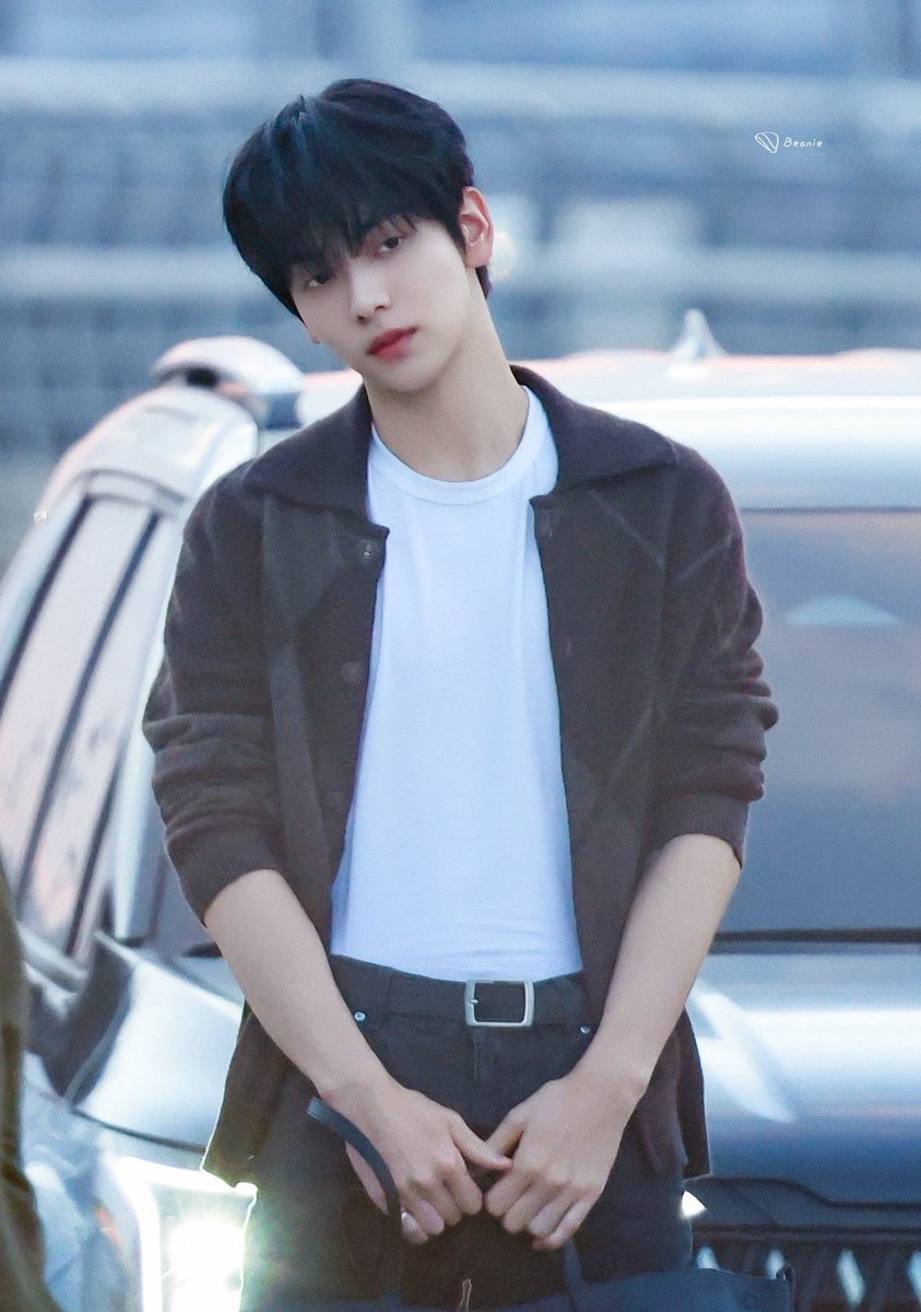 this girl at the airport treating it like a photo shoot