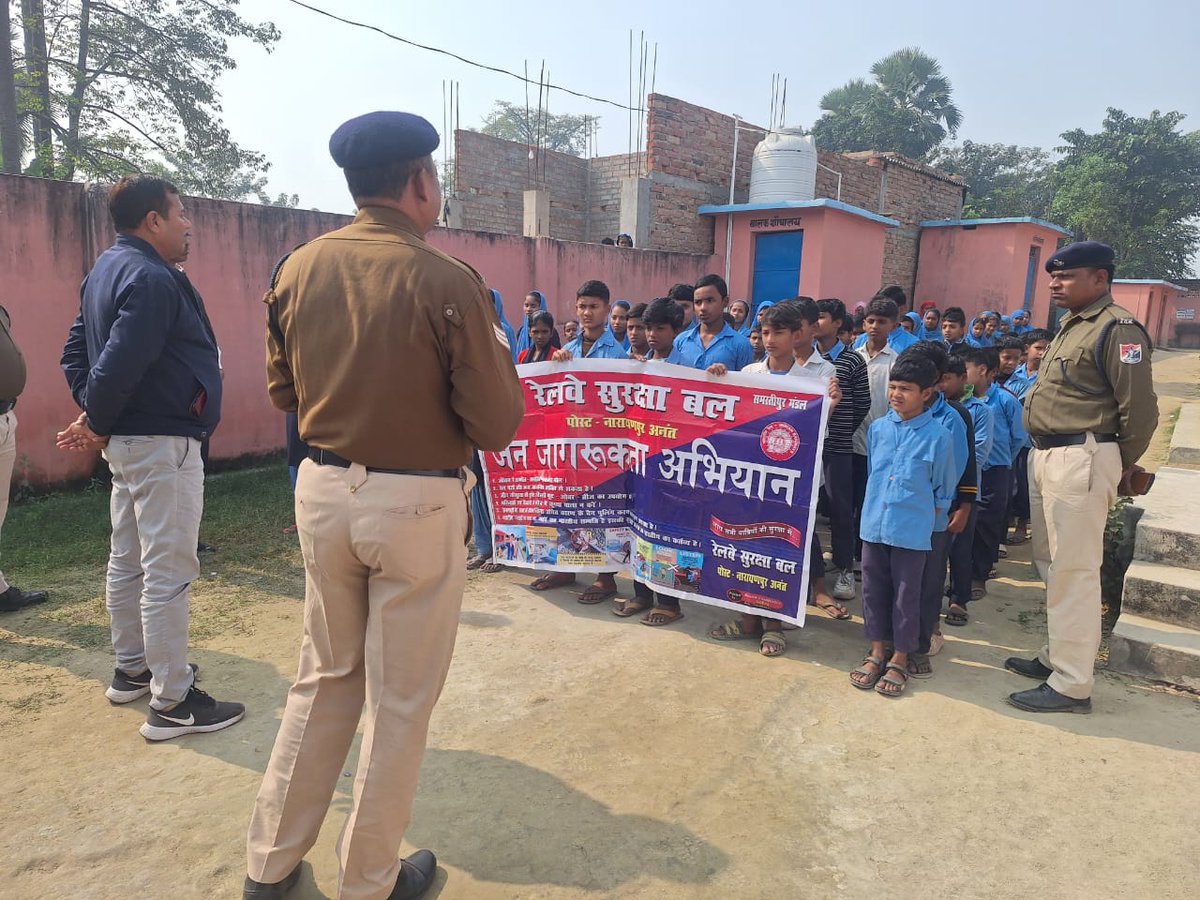 आज दिनांक-26/11/25 को RPF/NRPA के द्वारा खुदीराम बोस पूसा  के निकट चकले बैनी वार्ड नं-05,पासवान टोली तथा राजकीय उत्क्रमित मध्य विद्यालय मकतब बैनी में ग्रामीणों एवं बच्चों के बीच   अनाधिकृत ट्रेसपास,पथरबाजी ,चैन पुलिंग आदि के संबंध मे जागरूकता अभियन चलाया गया |<a href="/spjdivn/">DRM SAMASTIPUR</a> <a href="/RPF_INDIA/">RPF INDIA</a>