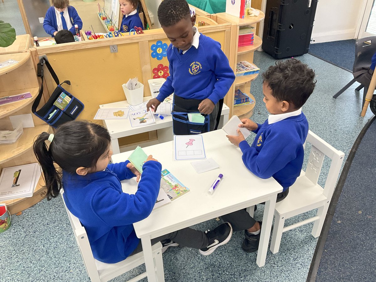 AbbeyPrimary's tweet image. The children have been loving the new phonics area today and have been teaching each other sounds and green words. #rec #phonics