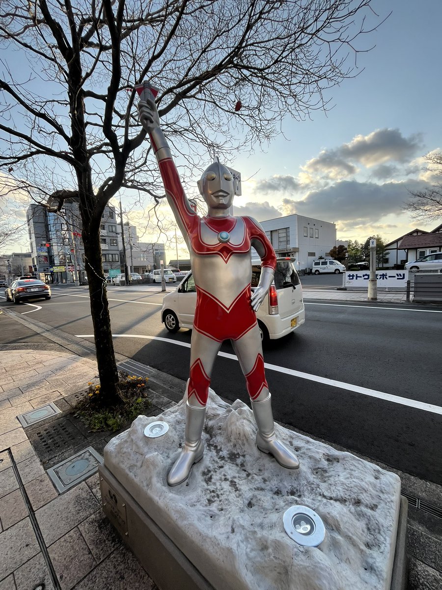 bector_end's tweet image. もうちょい粘れば夕陽に立つウルトラマンが見れたかな