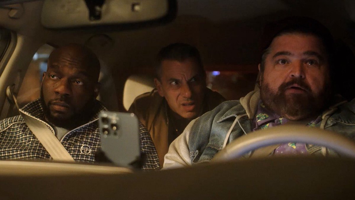 Aboz36's tweet image. BOOKIE

اصدقاء منذ الطفولة فاتحين مكتب مُراهانات يحاولون انهم يخلون شغلهم كله قانوني.
ولكن جميع العملاء اما مجرمين ولا مدمنين ولا ناس وضعهم شبهه.

هذا واحد من المسلسلات الي فاجأتني لانه من نوعيتي المُفضله الي فيها ثنائيات الصداقه الكوميديه الي فقدناها كثير.

هذا مسلسل جداً ممتع