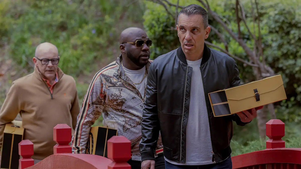 Aboz36's tweet image. BOOKIE

اصدقاء منذ الطفولة فاتحين مكتب مُراهانات يحاولون انهم يخلون شغلهم كله قانوني.
ولكن جميع العملاء اما مجرمين ولا مدمنين ولا ناس وضعهم شبهه.

هذا واحد من المسلسلات الي فاجأتني لانه من نوعيتي المُفضله الي فيها ثنائيات الصداقه الكوميديه الي فقدناها كثير.

هذا مسلسل جداً ممتع