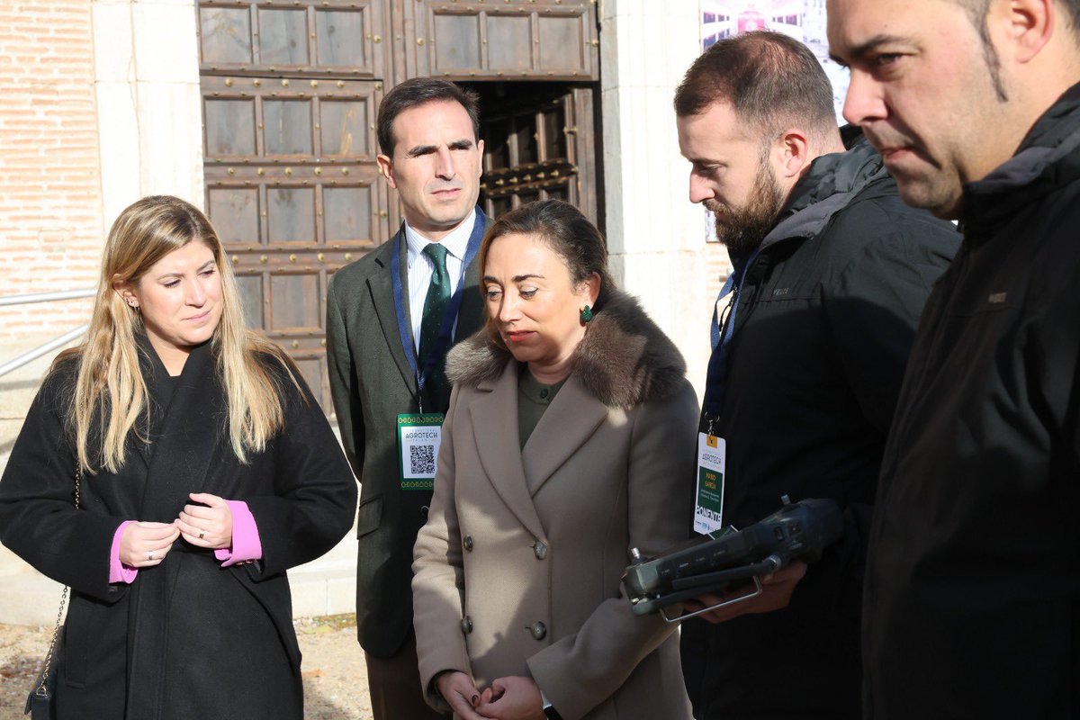 AgroTechCampus's tweet photo. Queremos agradecer especialmente a todos los #ponentes y #moderadores:
Gracias a @GuzmanGomezMdC, Alcalde de Medina del Campo, @davidrsaez, CEO @ENIIT_ y @MariaGlezCorral, Consejera de Agricultura, Ganadería y Desarrollo Rural quienes dierón la bienvenida al evento. https://t.co/TiILlycYnV