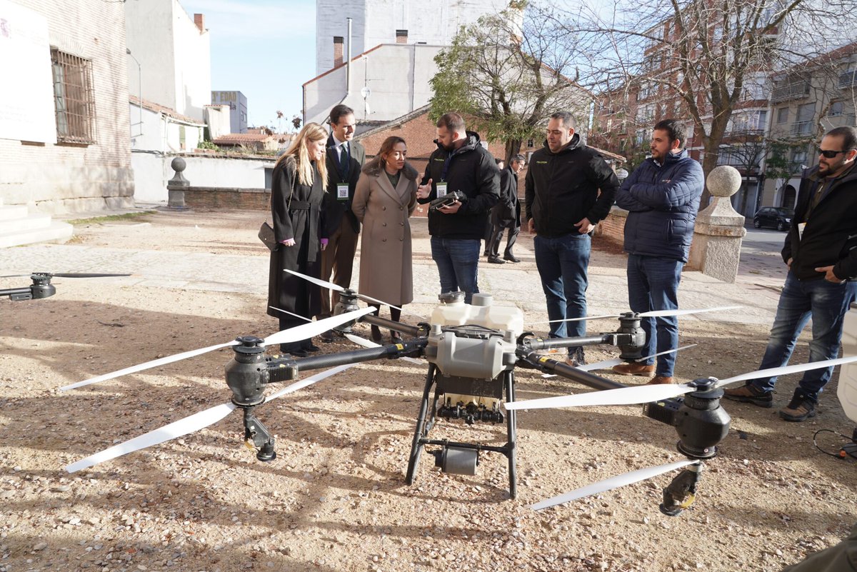 AgroTechCampus's tweet photo. Queremos agradecer especialmente a todos los #ponentes y #moderadores:
Gracias a @GuzmanGomezMdC, Alcalde de Medina del Campo, @davidrsaez, CEO @ENIIT_ y @MariaGlezCorral, Consejera de Agricultura, Ganadería y Desarrollo Rural quienes dierón la bienvenida al evento. https://t.co/TiILlycYnV