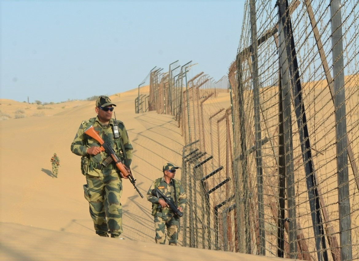 BSF_Rajasthan's tweet image. &quot;𝐖𝐡𝐞𝐫𝐞 𝐭𝐡𝐞 𝐝𝐞𝐬𝐞𝐫𝐭 𝐬𝐭𝐫𝐞𝐭𝐜𝐡𝐞𝐬 𝐟𝐨𝐫 𝐦𝐢𝐥𝐞𝐬,
𝐁𝐒𝐅 𝐬𝐭𝐚𝐧𝐝𝐬 𝐬𝐭𝐫𝐨𝐧𝐠—𝐞𝐯𝐞𝐫 𝐯𝐢𝐠𝐢𝐥𝐚𝐧𝐭, 𝐞𝐯𝐞𝐫 𝐫𝐞𝐚𝐝𝐲.&quot;

#BSFRajasthan
#FirstLineOfDefence